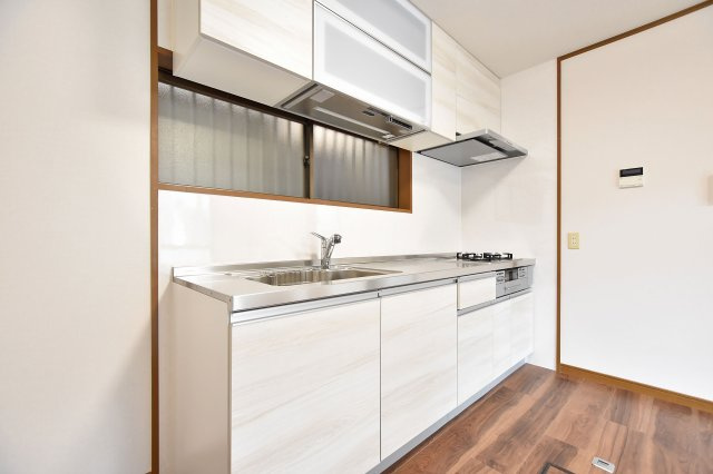 西宮市能登町中古戸建│2LDKのキッチン|収納豊富×機能性が充実したシステムキッチンです。吊り戸棚、引き出しと満足のいく収納が備わっています。調理器具から調味料までスッキリと整理整頓ができ、綺麗なキッチンが保てます。