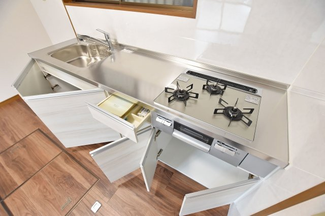 西宮市能登町中古戸建│2LDKのキッチン|収納力のあるシステムキッチンで、散らかりがちなキッチンも整然と使えます。