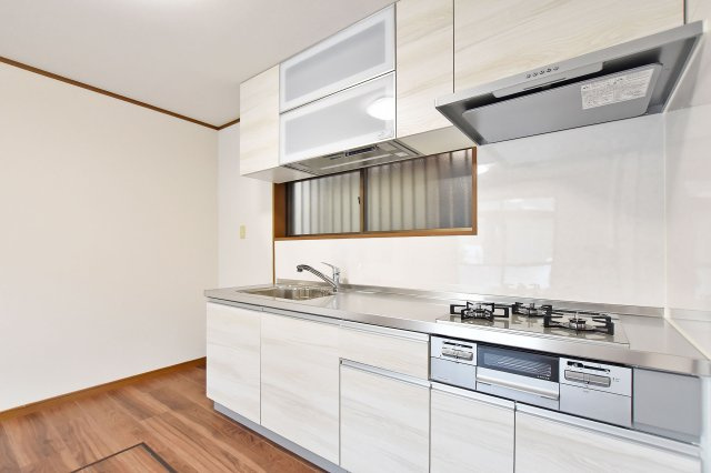 西宮市能登町中古戸建│2LDKのキッチン|壁付けキッチンは作業台が広く、上部・下部に収納を確保しているため、使い勝手よく調理が行えます。