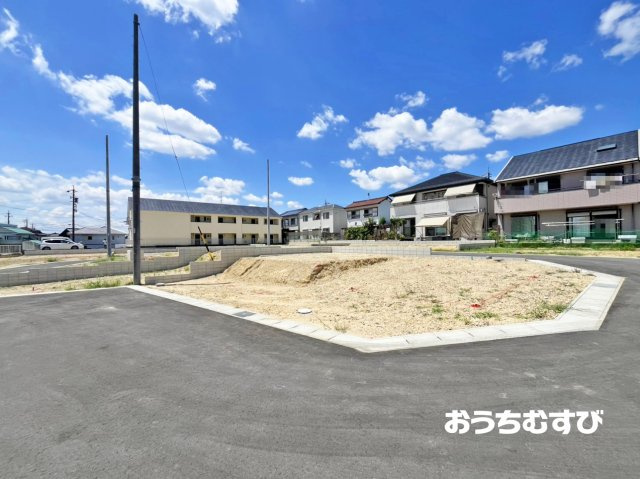 小牧市本庄第8(全14棟)の前面道路含む現地写真