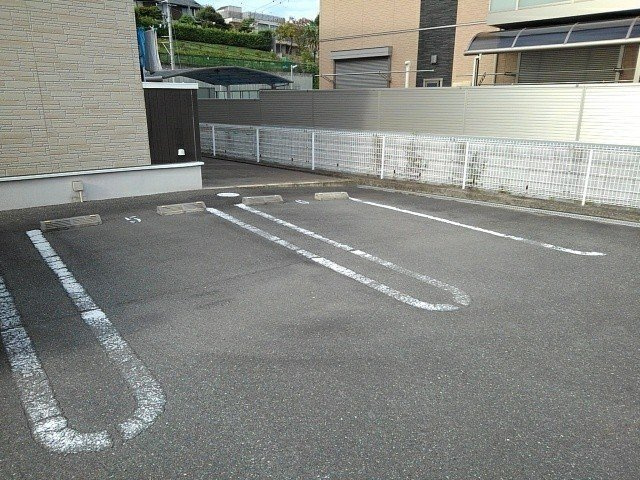 フォルシュの駐車場|車をお持ちの方に嬉しい駐車場付きの物件です