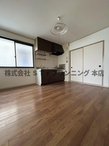 仲介手数料0円！アミューズメントA棟・B棟の居間・リビング
