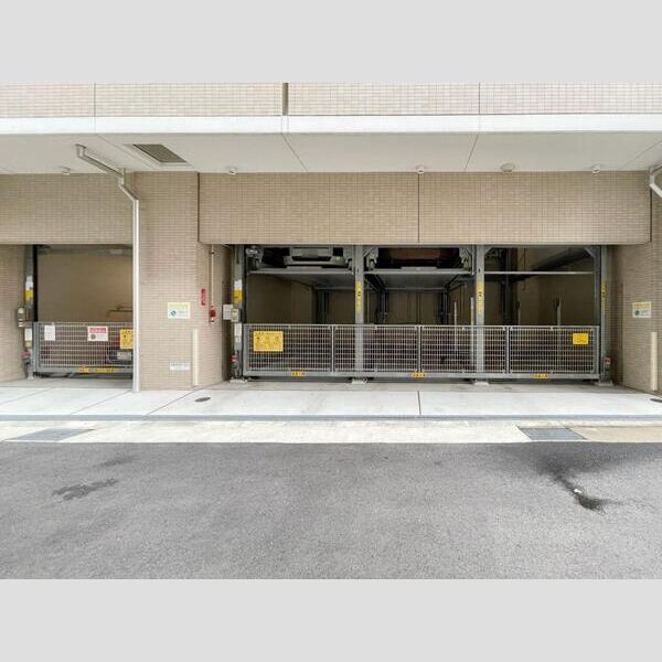 S-RESIDENCE神戸元町の駐車場