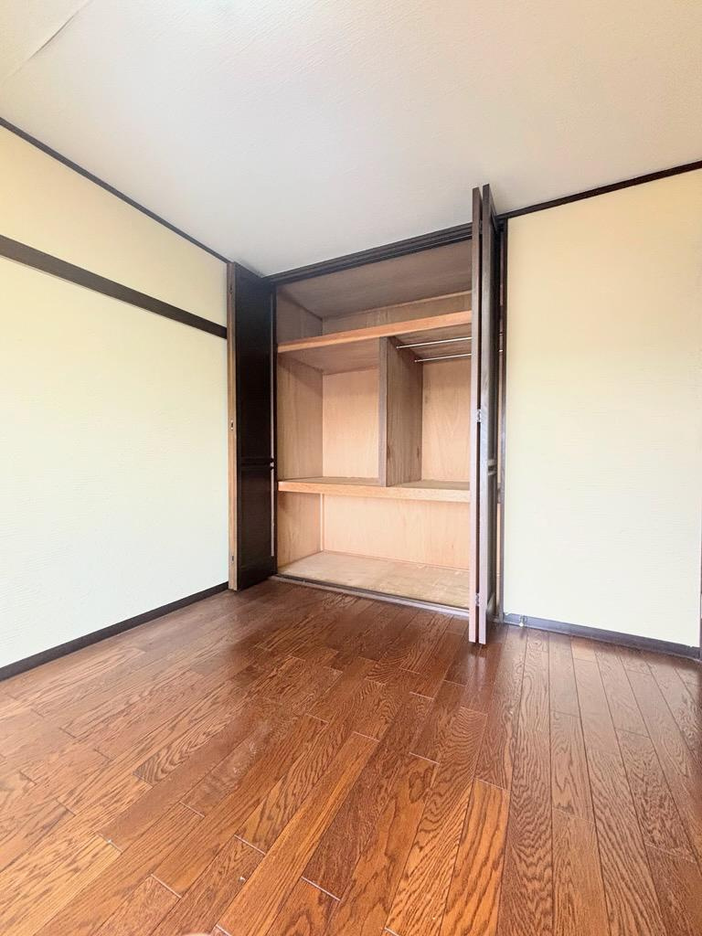 椿峰ニュータウン52街区１号棟の洋室