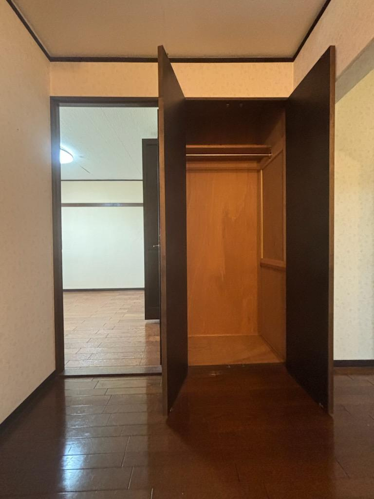 椿峰ニュータウン52街区１号棟の玄関