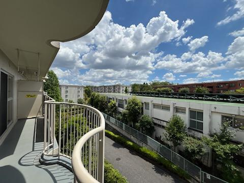 椿峰ニュータウン52街区１号棟のバルコニー