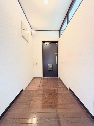 椿峰ニュータウン52街区１号棟の玄関