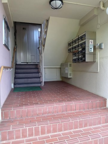 椿峰ニュータウン52街区１号棟のエントランス
