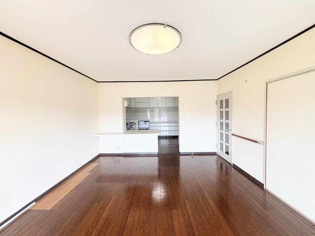 椿峰ニュータウン52街区１号棟の居間・リビング