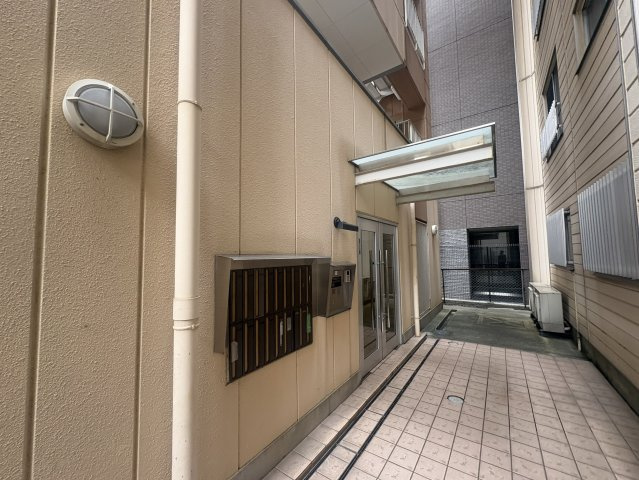 ミラクルセブン江坂のエントランス