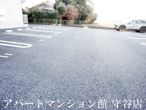 ラヴィーヌみどりのの駐車場