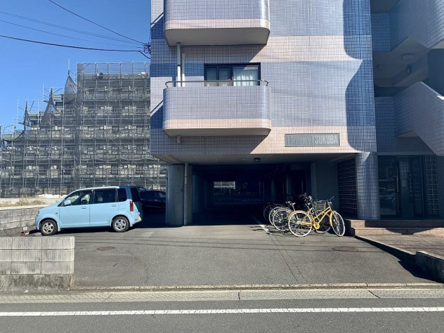 レオパレスエレガンスつくばの駐車場