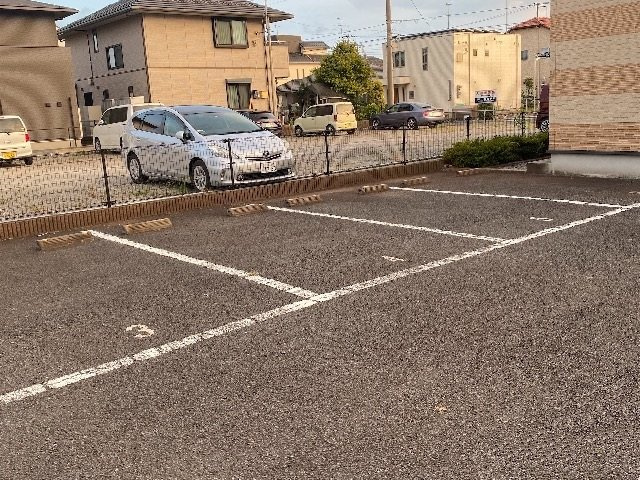 レオパレスミドリノの駐車場