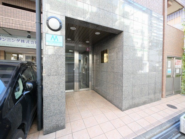 大阪市浪速区桜川２丁目の賃貸マンションのエントランス