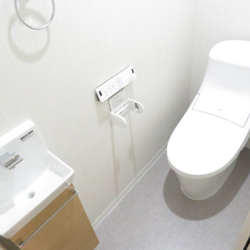 温水洗浄便座付きのトイレです♪
