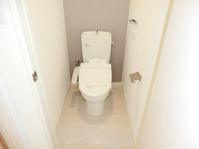 温水洗浄便座付きのトイレです♪