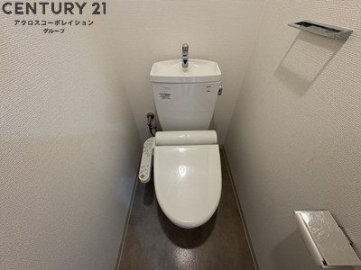 温水洗浄便座付きのトイレです♪