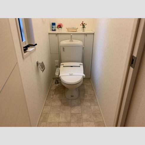 温水洗浄便座付きのトイレです♪
