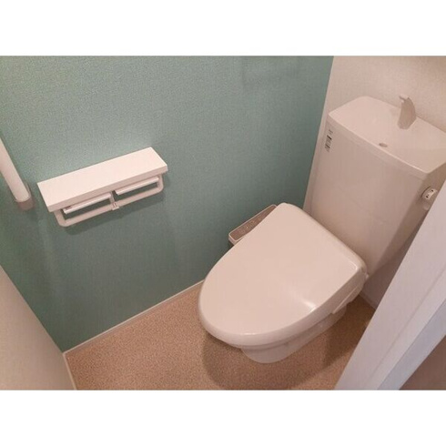温水洗浄便座機能付きトイレです☆