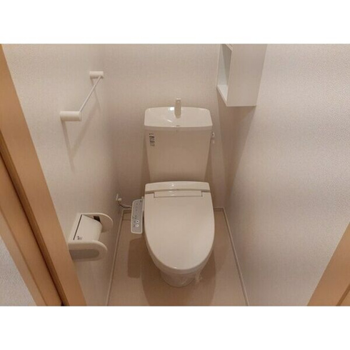 温水洗浄便座付きのトイレです♪
