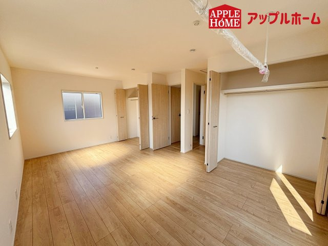 さいたま市見沼区大和田町2丁目7期の洋室|クローゼット付きの洋室は、収納スペースが豊富で部屋全体がすっきりと片付きやすいのが特徴です。衣類や荷物を整理しやすく、生活感を抑えた洗練された空間を保てます。
