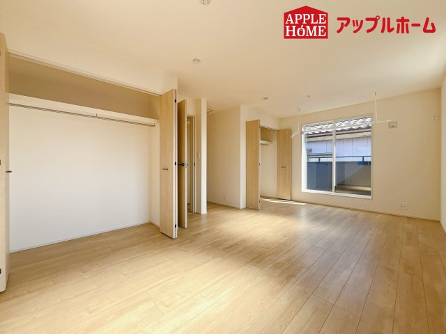 さいたま市見沼区大和田町2丁目7期の洋室|クローゼット付きの洋室は、収納スペースが豊富で部屋全体がすっきりと片付きやすいのが特徴です。衣類や荷物を整理しやすく、生活感を抑えた洗練された空間を保てます。
