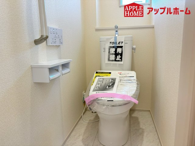 さいたま市見沼区大和田町2丁目7期のトイレ|白を基調とした清潔感のある明るい空間。温水洗浄便座付きで、毎日快適・清潔に使用できます。操作しやすい壁面リモコンを採用しています。