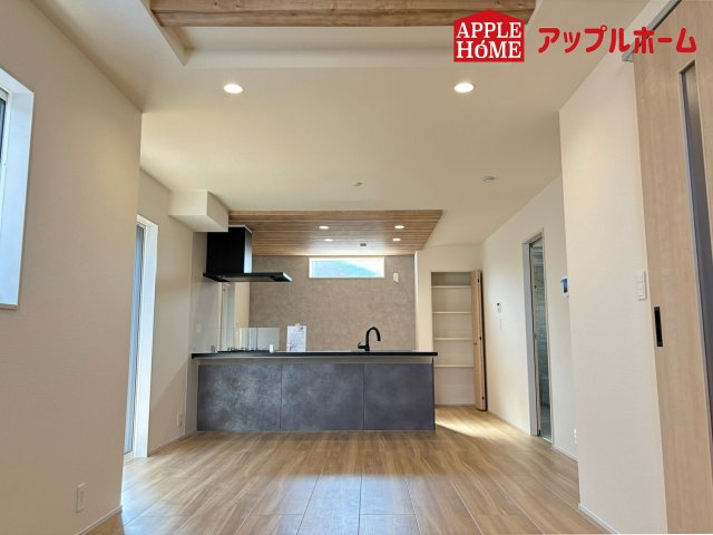 さいたま市見沼区大和田町2丁目7期の居間・リビング|人気の対面式キッチンで会話も弾みます！お食事の準備をしながらでもご家族とのコミュニケーションを楽しめますね♪友人とのホームパーティーも可能です☆