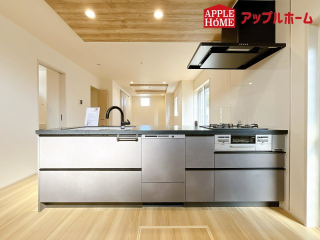 さいたま市見沼区大和田町2丁目7期のキッチン|リビング・ダイニングで過ごすご家族を見守りながら作業が可能な対面式のキッチン。家事負担を軽減してくれる、食器洗乾燥機付きです。