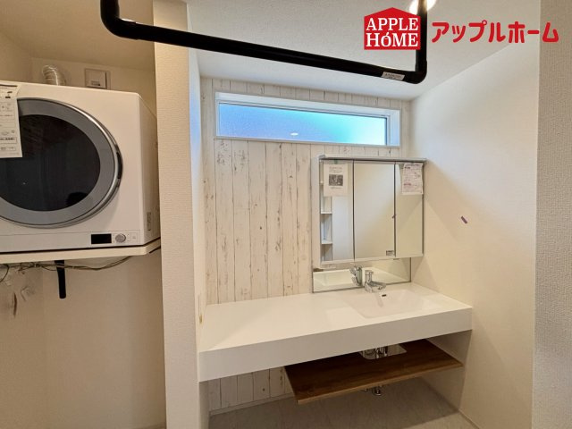 さいたま市見沼区大和田町2丁目7期の洗面所|ゆとりの洗面スペースで朝の身支度も快適スムーズに。