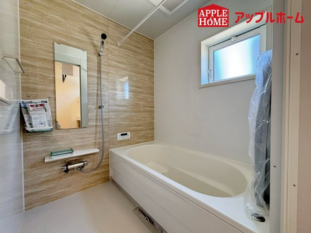 さいたま市見沼区大和田町2丁目7期の浴室|広いバスルームです。浴槽にはステップが付いているので、半身浴や親子入浴も楽しめます♪浴室暖房乾燥機付きなので、雨天時には浴室でお洗濯物を乾かすこともできます♪