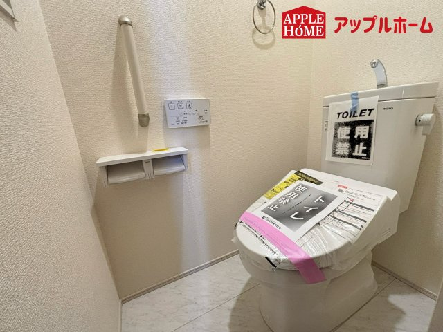 さいたま市見沼区大和田町2丁目7期のトイレ|白を基調とした清潔感のある明るい空間。温水洗浄便座付きで、毎日快適・清潔に使用できます。操作しやすい壁面リモコンを採用しています。