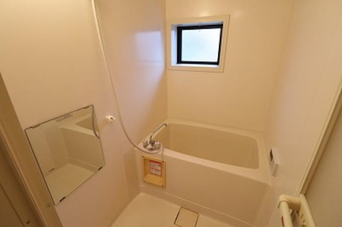 エスコルタ新町 Cの浴室|浴室（追炊き機能・小窓付き）