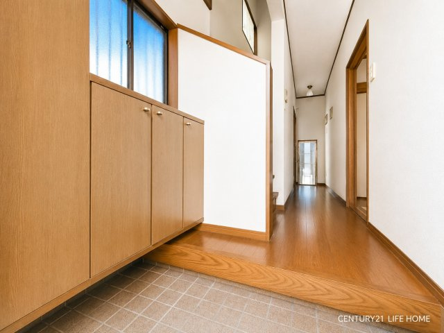 【玄関】 | 田園都市線「あざみ野」青葉区大場町　中古戸建 | 明るい玄関です