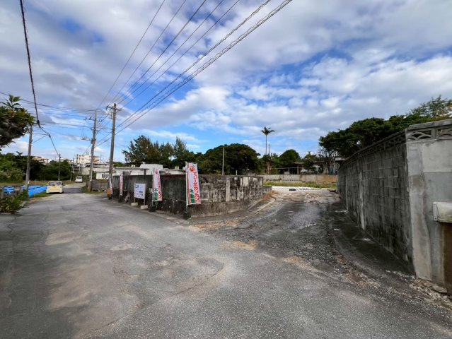 宜野湾市嘉数1丁目【90.35坪】の前面道路含む現地写真