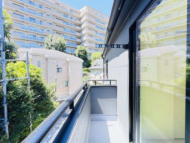 松戸市大谷口新築戸建【殿平賀小学校：8分】のバルコニー|寝室前南西向きバルコニー