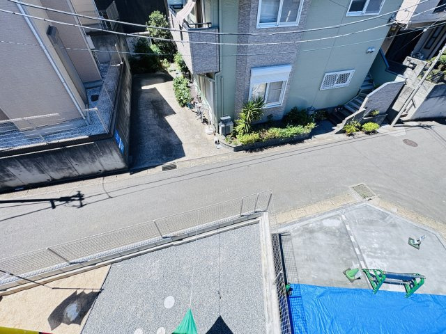 松戸市大谷口新築戸建【殿平賀小学校：8分】の前面道路含む現地写真|6.5帖洋室前バルコニーより道路側眺望