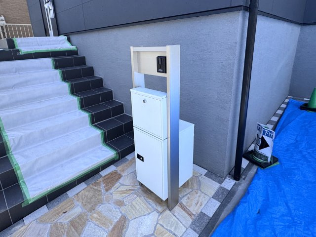 松戸市大谷口新築戸建【殿平賀小学校：8分】の防犯設備|インターホン・宅配ボックス完備