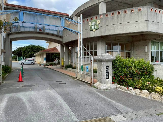 うるま市勝連平敷屋の周辺|平敷屋小学校