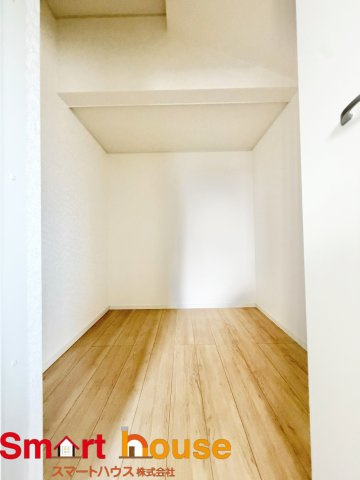 相模原市中央区上矢部第39の収納|"お洋服を大切にされる方に大変喜ばれる、憧れのウォークインクローゼット。
お洋服以外にも掃除機やスーツケースなどを一箇所に集約できるのは魅力ですね！
扉が一箇所ですので、お部屋の見た目にもスッキリ！"