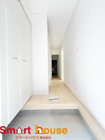相模原市中央区上矢部第39の玄関|上品な木目が美しい、家の顔となる玄関です♪シンプルな仕様なのでお花を飾るなど自分好みのレイアウトに！