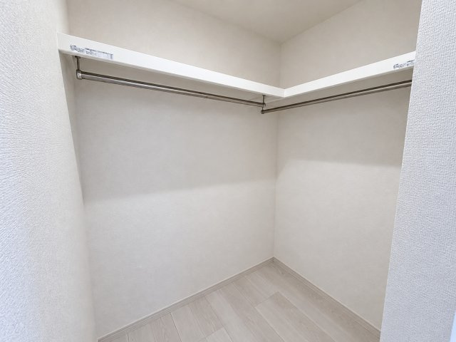 リーブルガーデン泉佐野市鶴原8期の収納|２階８帖の寝室のウォークインクローゼット