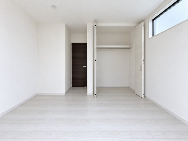 リーブルガーデン泉佐野市鶴原8期の収納|6.5帖の洋室です。クローゼット付き