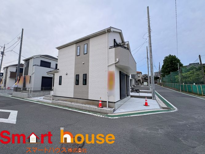 福田５丁目全１１棟の前面道路含む現地写真|お住まいの前面道路が広いと駐車が楽になり、陽当たりも遮られないので明るく居心地の良いお家になります♪