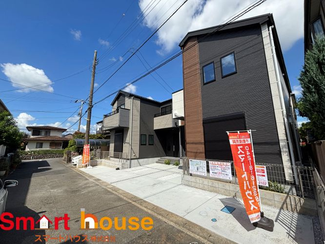 相模原市中央区横山2期　新築全2棟の前面道路含む現地写真|オシャレな外観は、人の目を引くだけではなく自慢したくなりますね！植木を置いたりアレンジは、自由です。自分の好みに仕上げましょう♪