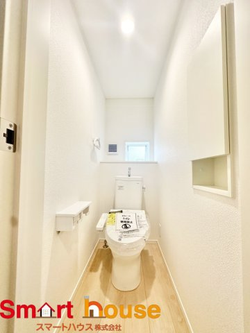 中央区共和　新築戸建てのトイレ|節水型でエコなトイレには、今では当たり前のウォシュレット付き。便座を温める機能もついていて、居心地良くてトイレから出られなくなるかも！換気用に換気扇はもちろん、窓も着いているので常に快適ですね♪