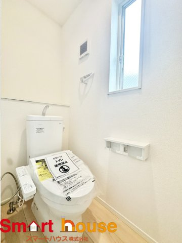 中央区共和　新築戸建てのトイレ|節水型でエコなトイレには、今では当たり前のウォシュレット付き。便座を温める機能もついていて、居心地良くてトイレから出られなくなるかも！換気用に換気扇はもちろん、窓も着いているので常に快適ですね♪