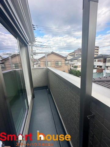 中央区共和　新築戸建てのバルコニー|陽当りの良いバルコニーは、物干しセットを追加すれば、一度にたくさんのお洗濯物が干せるのが魅力！バルコニーは洗濯物を干すだけの場所じゃなく、家族のゆとりのある時間を演出するプライベート空間。
