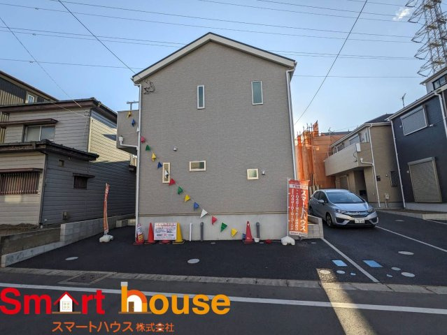 中央区共和　新築戸建ての外観|外壁が周囲の街並みと青空に生えるお洒落な仕上がり！周囲には高い建物のないエリア。青い空が大きく感じますね。