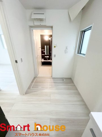 相模原市中央区小町通　新築2棟の洗面所|明るく清潔感ある洗面室は、使い勝手の良い三面鏡と採光窓が特徴♪通気性も良く家事動線にも配慮しました。